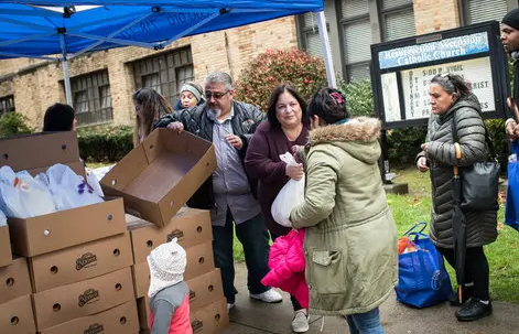 Catholic couple donates hundreds of Thanksgiving turkeys in Brooklyn, Queens
