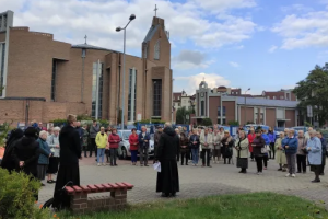 Catholics in Poland and Around The World Pray the Divine Mercy Chaplet to End War