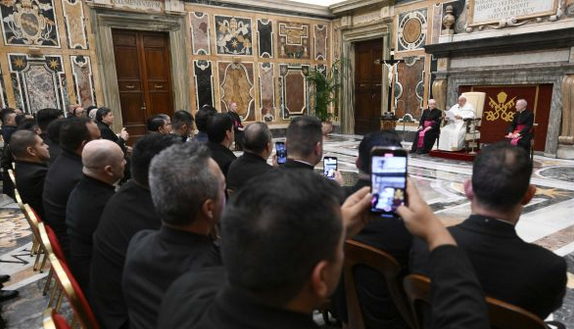 Pope Francis tells American priests: ‘Do not leave the Lord of the tabernacle alone’