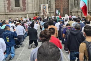 Hundreds of Men Gather to Pray the Rosary in Mexico City